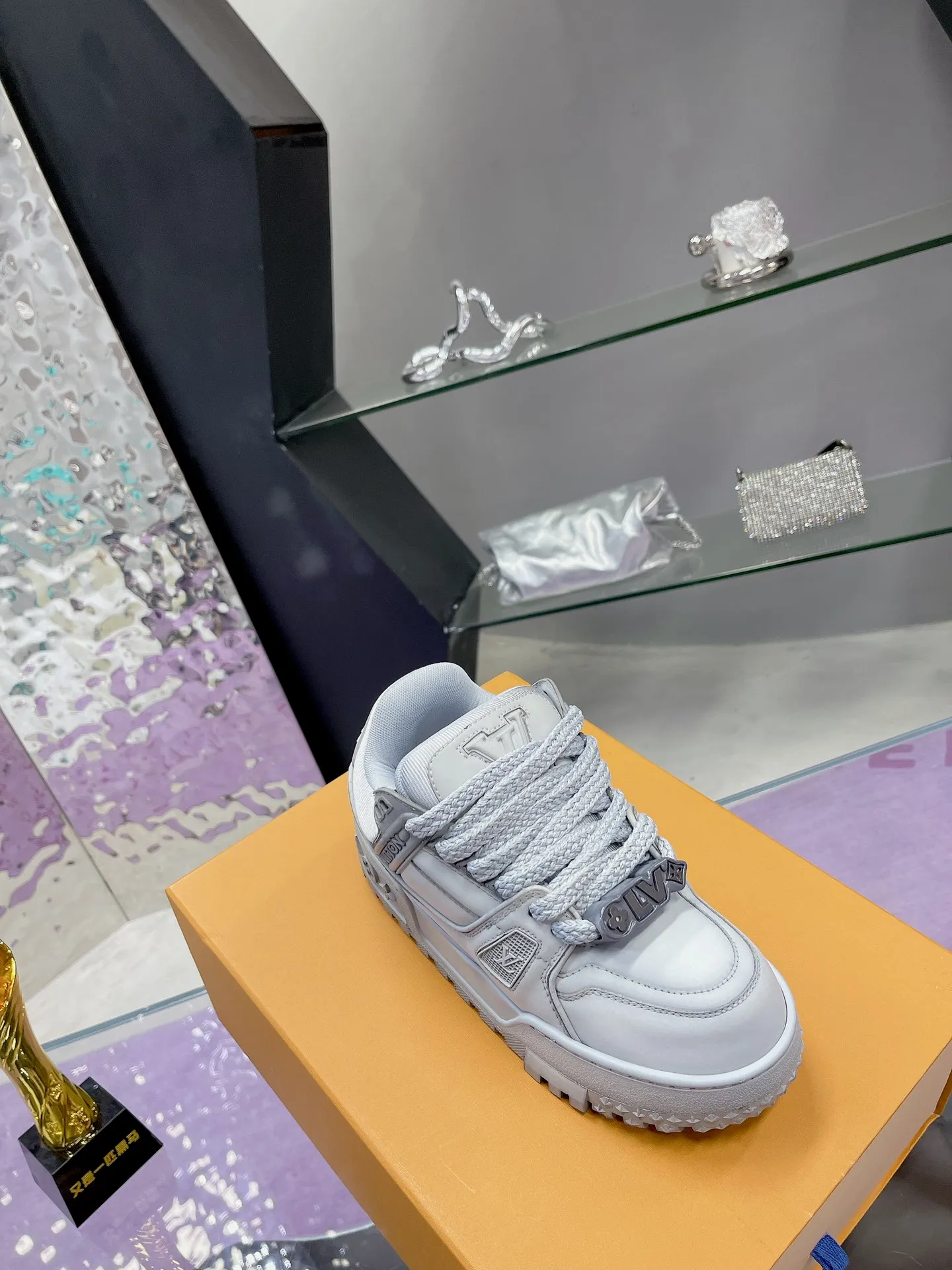 Men's shoes 💰1020❤️❤️❤️ LV donkey brand L's latest catwalk models Chubby Chubby Chubby Chubby TRAINER MAXI bread shoes Skateboard shoes Casual Couple models Sports shoes DIY beading Original purchase and development Production This LV Trainer Maxi sneaker is made of soft cow leather, with a large silhouette and convex outsole to reinterpret the original LV Trainer sneaker design, interpreting the inspiration of retro basketball shoes. Rubber LV monogrammed upper, Monogram floral outsole. Exquisite packaging at the delivery counter 🛍📦 ▪️Fabrics: Original customized imported first-layer cowhide ▪️Lining: Original customized breathable mesh lining ▪️Outsole: Original open-molded TPU combination outsole ▪️Sole thickness: 4CM ▪️Size: Women's 35-41 Men's 39-45